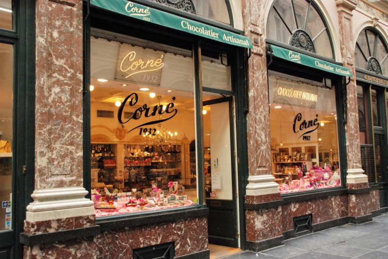 vitrine-FREJUS-min_chocolate_chocolaterie_shop_luxury_chic_gallery_brussels_belgium-558146