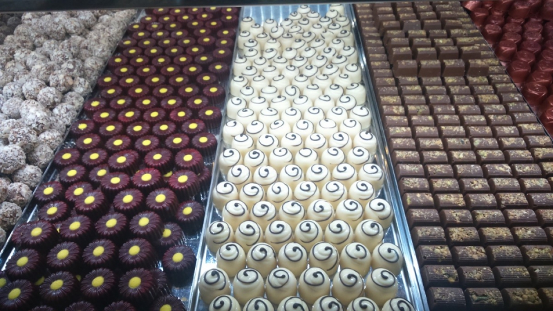 vitrine-FREJUS-min_chocolates_milk_chocolate_white_chocolate_truffles_candy_food_treat_cacao-1213769