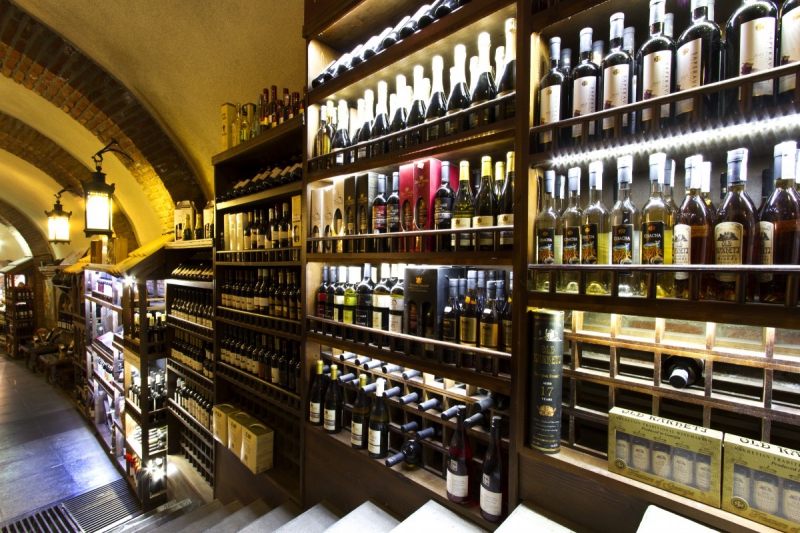 vitrine-FREJUS-min_world_street_travel_shop_canon_georgia_wine_bottles-429767